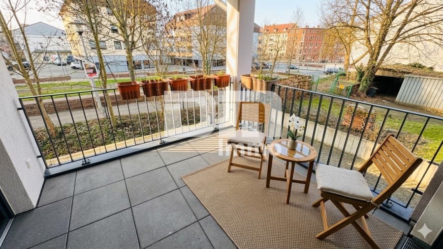 Moderne 4 Zimmer HP / EG Wohnung mit 2 Bädern und großer Terrasse direkt an der Uni - Loggia / Terrasse